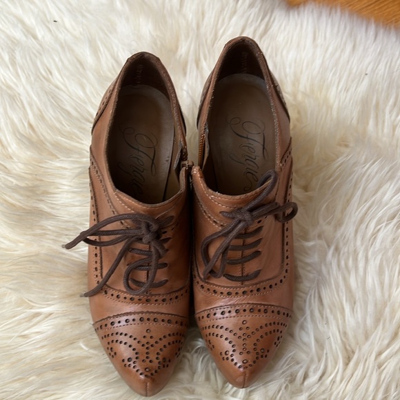 Pre-loved tan lace-up oxford heels with front platform - Picture 2 of 8